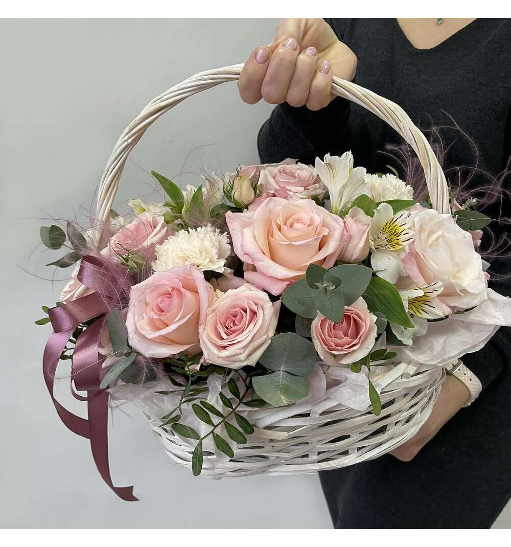 Нежный букет с кремовыми розами и веточками эвкалипта